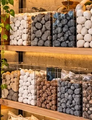 Caixas com pedras decorativas brancas, cinza e pretas